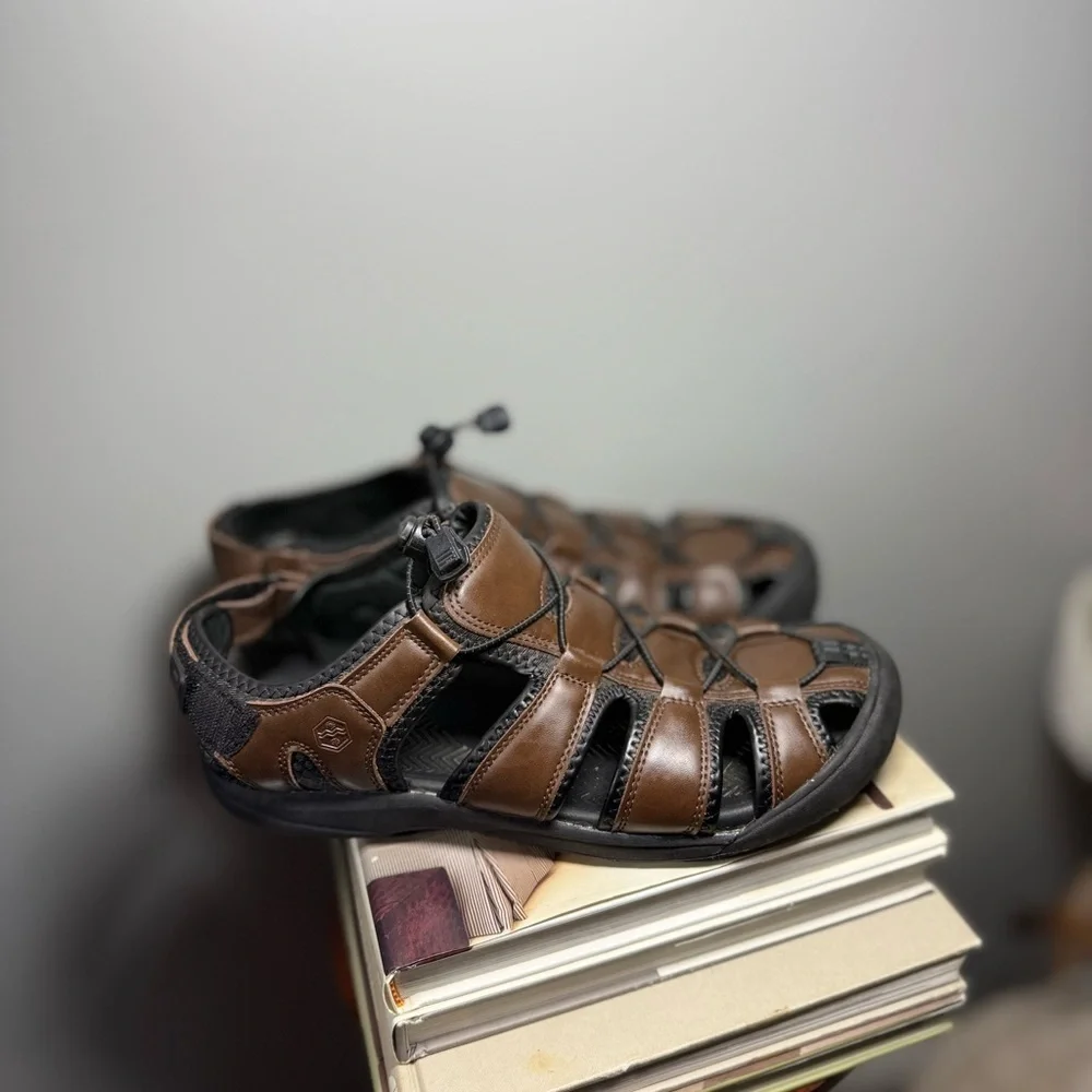 Khombu Size 11 Brown and Black Sandals